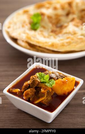 Roti Parata oder Roti Canai mit Lammsauce - Beliebtes malaysisches Frühstück Stockfoto