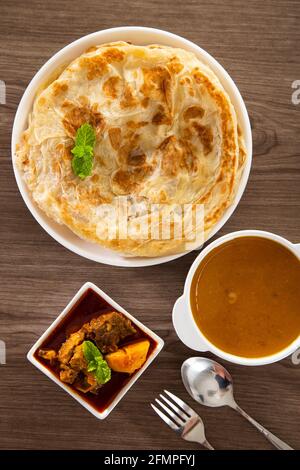 Roti Parata oder Roti Canai mit Lammsauce - Beliebtes malaysisches Frühstück Stockfoto