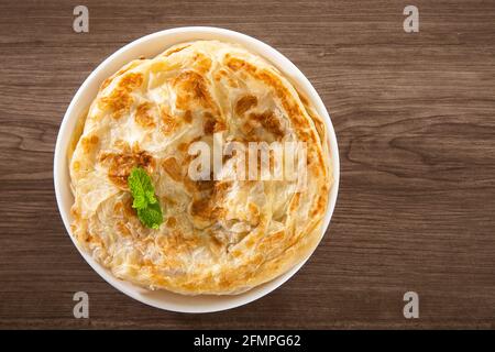 Roti Parata oder Roti Canai mit Lammsauce - Beliebtes malaysisches Frühstück Stockfoto