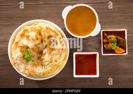 Roti Parata oder Roti Canai mit Lammsauce - Beliebtes malaysisches Frühstück Stockfoto