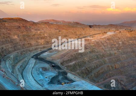 Blick von oben auf eine Tagebau-Kupfermine in Peru Stockfoto