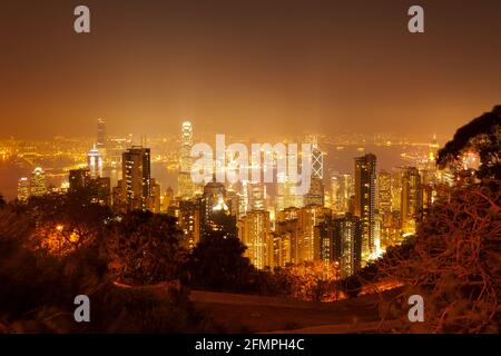 Panoramablick auf die Bucht von Hongkong bei Nacht, Hongkong, China Stockfoto