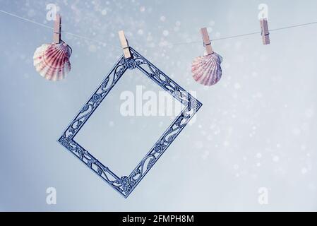 Schale und Bilderrahmen auf der Wäscheleine für die Grußkarte. Stockfoto