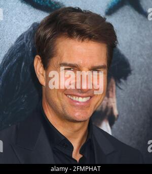 11. Mai 2021: Tom Cruise hat seine Golden Globe Awards an die Hollywood Foreign Press Association zurückgegeben. Cruise gewann den besten Schauspieler Globes für seine Auftritte in ''Jerry Maguire'' im Jahr 1997 und ''Born on the Fourth of July'' im Jahr 1990 und den besten Nebenschauspieler-Preis für ''Magnolia'' im Jahr 2000. Der Schritt kommt inmitten wachsender Kontroversen um die HFPA - die Organisation hinter den Globen - wegen ihrer mangelnden Vielfalt, insbesondere keine schwarzen Mitglieder. Filebild Shot on: 6. Juni 2017, New York, New York, USA: Schauspieler TOM CRUISE nimmt an der New Yorker Premiere von „The Mummy“ im AMC Loews Lincoln Teil Stockfoto