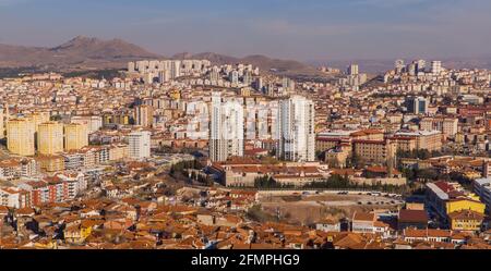 Luftpanorama des Stadtbildes von Ankara, Türkei vom Schloss Ankara aus gesehen Stockfoto