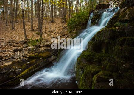 Ein kleiner Wasserfall entlang des Mill Creek im Delaware Water Gap National Recreation Area, Pennsylvania Stockfoto