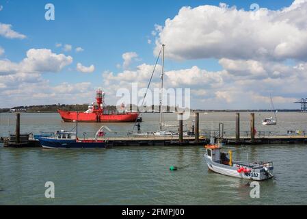 Harwich Port UK, Blick auf den Hafen in Harwich mit Shotley Point in der Ferne über die Flussmündung des Stour, Essex, England, Großbritannien Stockfoto