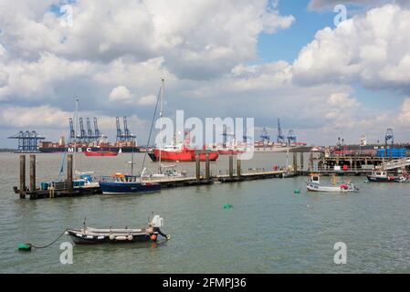 Harwich Port UK, Blick auf den Hafen in Harwich mit Felixstowe Docks sichtbar in der Ferne über den Fluss Stour Mündung, Essex, England, UK Stockfoto