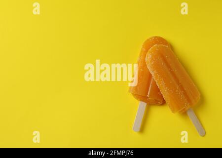 Mango-Eis-Sticks auf gelbem Hintergrund Stockfoto