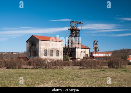 Zwei alte Welle Türme und veralteten Gebäuden, la mine Wendel Museum, Petite Rosselle, Moselle, Lothringen, Frankreich Stockfoto