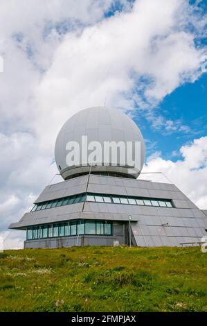 Radar Station für die zivile Luftfahrt auf dem Grand Ballon (1424 m) in den Ballon des Vosges Regionalen Naturpark, Oberrhein (68), Grand Est Region, Frankreich Stockfoto
