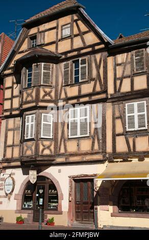 Malerisches Dorf Kaysersberg an der elsässischen Weinstraße, Haut-Rhin (68), Region Grand Est, Frankreich Stockfoto
