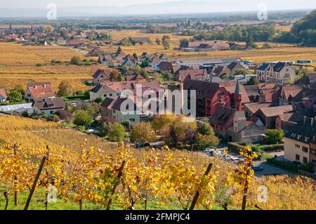Malerisches Dorf Kaysersberg an der elsässischen Weinstraße, Haut-Rhin (68), Region Grand Est, Frankreich Stockfoto