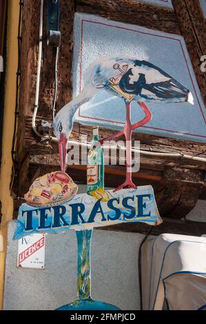 Restaurant-Schild im Dorf Kaysersberg an der elsässischen Weinstraße, Haut-Rhin (68), Region Grand Est, Frankreich Stockfoto