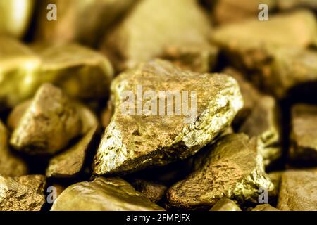 Goldsteine, raue Goldnuggets auf schwarzem Hintergrund. Stockfoto