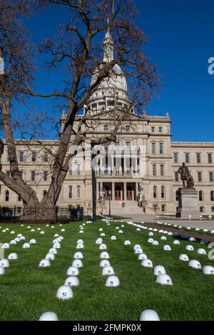 Lansing, Michigan, USA. Mai 2021. Die Mitglieder der Gewerkschaft der United Steelworkers legen harte Hüte auf den Rasen der Staatshauptstadt, um die Arbeitsplätze zu repräsentieren, die nach ihrer Meinung durch die Schließung der Enbridge Line 5, einer Ölpipeline, die unter der Straße von Mackinac verläuft, verloren gehen würden. Aus Angst, dass ein Leck eine katastrophale Verschmutzung der Großen Seen verursachen könnte, hat der Gouverneur von Michigan, Gretchen Whitmer, Enbridge angewiesen, die Pipeline zu schließen. Das Unternehmen sagt, dass es dieser Anordnung trotzen wird. Kredit: Jim West/Alamy Live Nachrichten Stockfoto