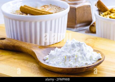 Maisstärke ist das Mehl aus Mais, das beim Kochen oder zur Zubereitung von Cremes als Verdickungsmittel verwendet wird. Stockfoto