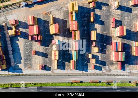 Lissabon, Portugal - 05. Dezember 2020: Luftaufnahme eines Containerlagers an der Straße in der Nähe des Flusses Tejo in Bobadela, Lissabon, Portugal. Stockfoto