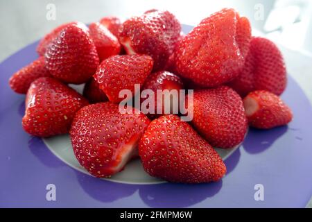 Oberkirch, Deutschland. Mai 2021. Gewaschene und gereinigte Erdbeeren liegen auf einem Teller. Quelle: Alexandra Schuler/dpa/Alamy Live News Stockfoto