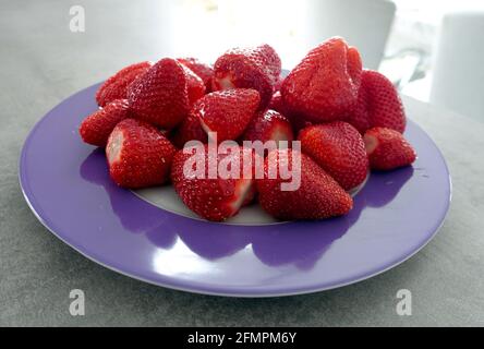 Oberkirch, Deutschland. Mai 2021. Gewaschene und gereinigte Erdbeeren liegen auf einem Teller. Quelle: Alexandra Schuler/dpa/Alamy Live News Stockfoto