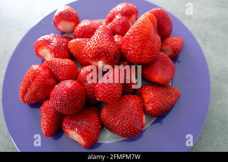 Oberkirch, Deutschland. Mai 2021. Erdbeeren stehen auf einem Teller. Quelle: Alexandra Schuler/dpa/Alamy Live News Stockfoto