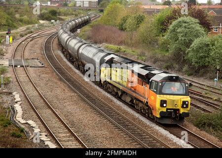 Colas Rail Freight Class 70 Loco 70810 schleppt die 1005 Colas Ribble Rail zur Ölraffinerie Lindsey am 18/5/21 durch Scunthorpe. Stockfoto