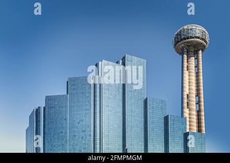DALLAS, TEXAS - MÄRZ 28 2021: Blick auf den Reunion Tower und das Hotel in der Innenstadt von Dallas Stockfoto