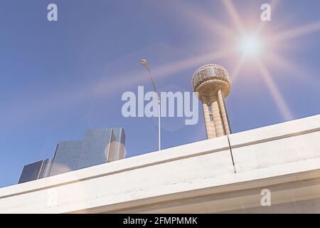 DALLAS, TEXAS - 28 2021. MÄRZ: Blick auf den Reunion Tower in der Innenstadt von Dallas Stockfoto