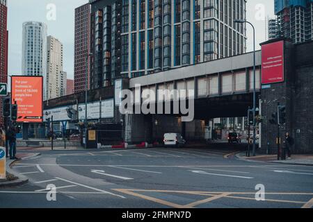 London, Großbritannien - 09. Mai 2021: Blick auf die verlassene South Lambeth Road, die typisch verkehrsreiche Autobahn in der Nähe der Vauxhall Station im Londoner Stadtteil Lambeth, umgeben Stockfoto