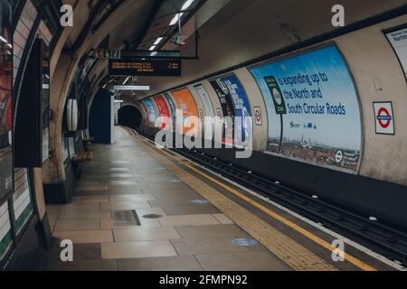 London, Großbritannien - 09. Mai 2021: Blick auf den leeren Bahnsteig der Stationen von Kennington in London Underground, der ältesten U-Bahn der Welt, selec Stockfoto