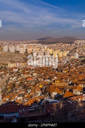 Ankara, Türkei - 12. März 2021 - Luftaufnahme der Stadt Ankara mit informellen Häusern und modernen Wohngegenden vom Schloss Ankara aus gesehen Stockfoto