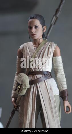 Bangkok, Thailand. April 30 2018. Star Wars-Figur. Rey Skywalker steht und ihre Waffe. Rey Skywalker Spielzeugfiguren Figuren Modell. Starwars Hasbro Stockfoto