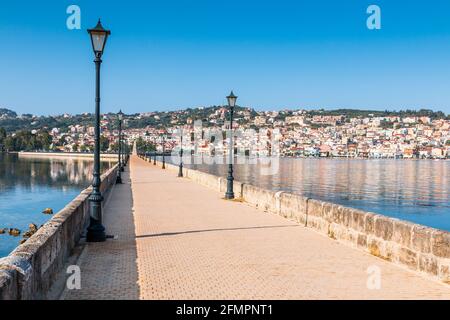 Argostoli, Kefalonia, Griechenland. Blick auf die De Bosset-Brücke in Argostoli. Stockfoto