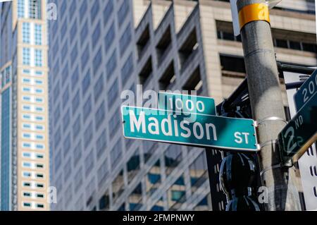 Ein grünes Straßenschild in der Madison Street befindet sich in Seattle, Washington. Es gilt als eine der längsten Straßen in Seattle. Stockfoto