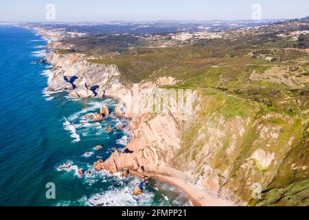 Luftaufnahme der wilden Küste mit Klippen und felsigen Vorgebirge in der Nähe von Cabo da Roca mit Blick auf den Atlantik, Colares, Lissabon, Portugal. Stockfoto