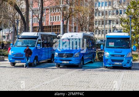 Ein Busbahnhof mit blauen Mercedes-Minibussen in Ankara, Türkei Stockfoto