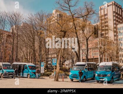 Ein Busbahnhof mit blauen Mercedes-Minibussen in Ankara, Türkei Stockfoto