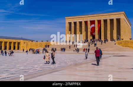 Ankara, Türkei - 13. März 2021 - Menschen im Mausoleum von Mustafa Kemal Atatürk in Anitkabir Stockfoto
