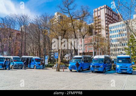 Ein Busbahnhof mit blauen Mercedes-Minibussen in Ankara, Türkei Stockfoto