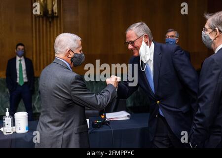 Washington, USA. Mai 2021. Anthony Fauci (L), Direktor des National Institute of Allergy and Infectious Diseases an den National Institutes of Health (NIH), begrüßt den republikanischen Senator aus North Carolina, Richard Burr (C-R), bevor er vor einem Senatsamt für Gesundheit, Bildung, Arbeit, Und Pensions Hearing, um ein Update von Bundesbeamten über die Bemühungen zur Bekämpfung von COVID-19 im Dirksen Senatsbüro Gebäude in Washington, DC, USA, 11. Mai 2021 zu prüfen. (Foto von Pool/Sipa USA) Quelle: SIPA USA/Alamy Live News Stockfoto