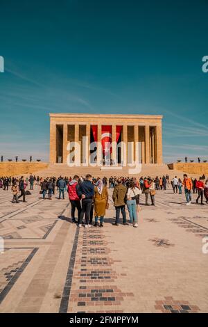 Ankara, Türkei - 13. März 2021 - Menschen im Mausoleum von Mustafa Kemal Atatürk in Anitkabir Stockfoto