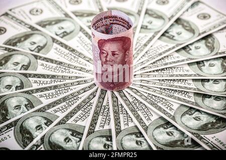 Chinesisches Geld, Renminbi, 100 Yuan Banknote, in die Enge von vielen hundert Dollar-Scheinen gedrängt Stockfoto