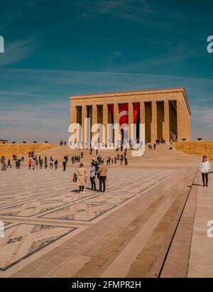 Ankara, Türkei - 13. März 2021 - Menschen im Mausoleum von Mustafa Kemal Atatürk in Anitkabir Stockfoto