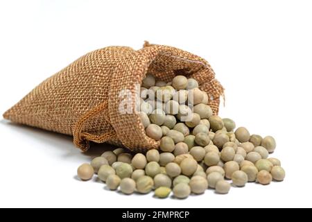 Getrocknete Erbsen in einem Sackleinen vor weißem Hintergrund Stockfoto