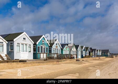 Reihe von hölzernen Strandhütten in Hengistbury Head, Mudeford Spit, Christchurch, Dorset UK im Mai Stockfoto