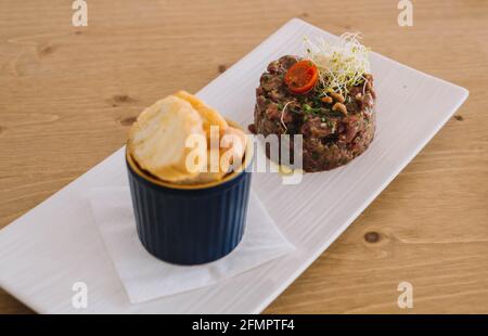 Rindfleisch-Tartare, begleitet von Weißbrot-Toasts in einer Top-Klasse Restaurant Stockfoto