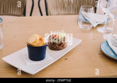 Rindfleisch-Tartare, begleitet von Weißbrot-Toasts in einer Top-Klasse Restaurant Stockfoto