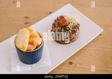 Rindfleisch-Tartare, begleitet von Weißbrot-Toasts in einer Top-Klasse Restaurant Stockfoto