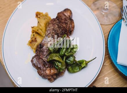 Hochwertiges Rindersteak mit Kartoffelpüree und grünem Paprika Stockfoto