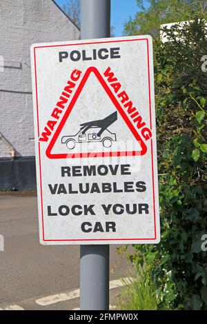 Ein Polizeiinformationsschild, das vor Diebstahl von Autos durch Malthouse Broad auf den Norfolk Broads in Ranworth, Norfolk, England, Großbritannien, warnt. Stockfoto